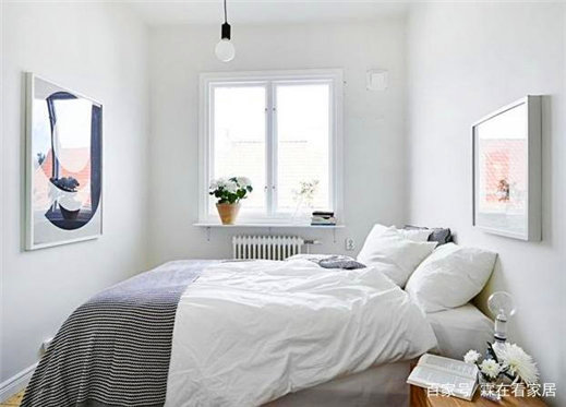 有助于改善小公寓节省空间的室内装饰，紧凑的客厅家具和床