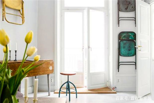 有助于改善小公寓节省空间的室内装饰，紧凑的客厅家具和床